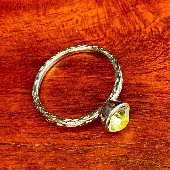 Silver-Tone Hammered Band Ring w/ Yellow-Green Crystal Rhinestone – Size 8 - Picture 2 of 10